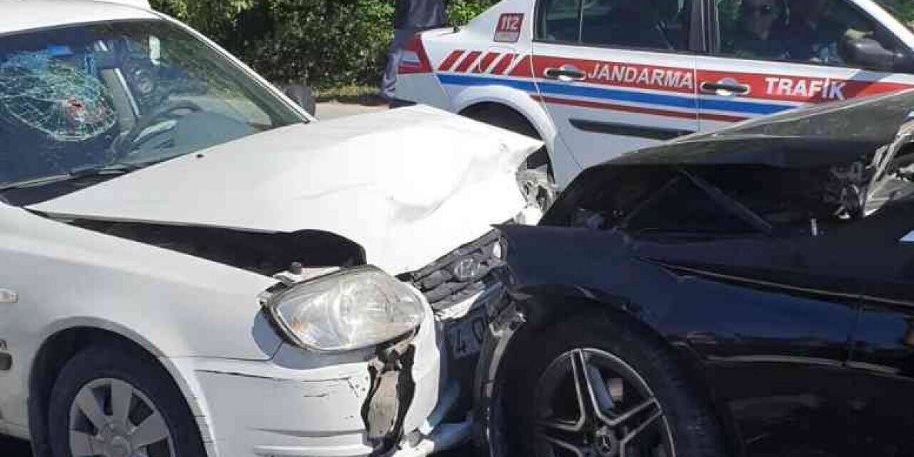 İki otomobil kafa kafaya çarpıştı: 1 yaralı