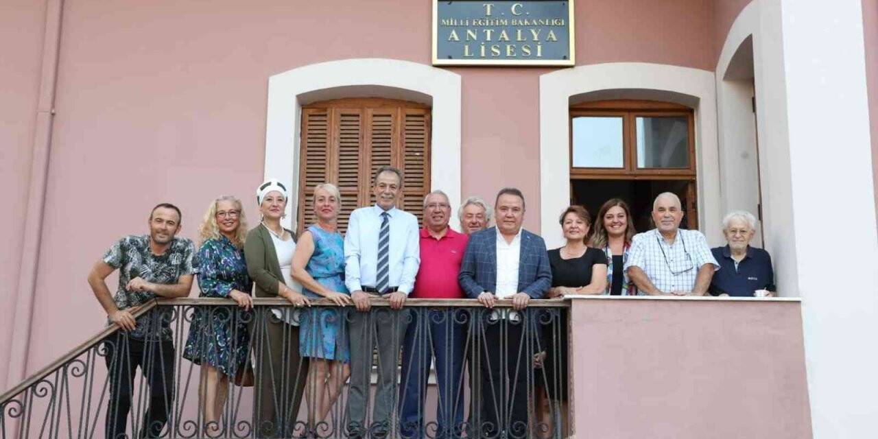 Başkan Böcek: "Antalya Lisesini yaşatmak mecburiyetindeyiz"
