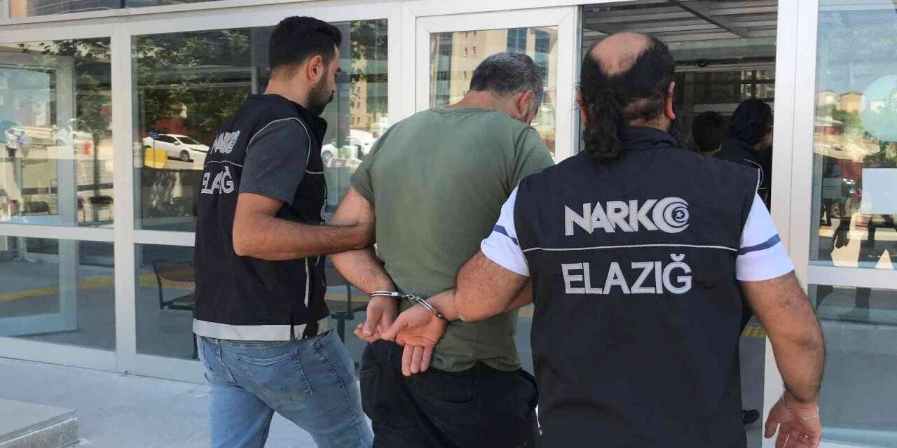 Elazığ’da ayakkabı içerisine uyuşturucu saklayan 2 şüpheli tutuklandı