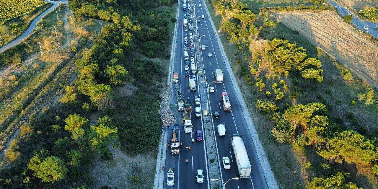 TEM Otoyolu’nda damperi kalkan hafriyat kamyonu yola devrildi