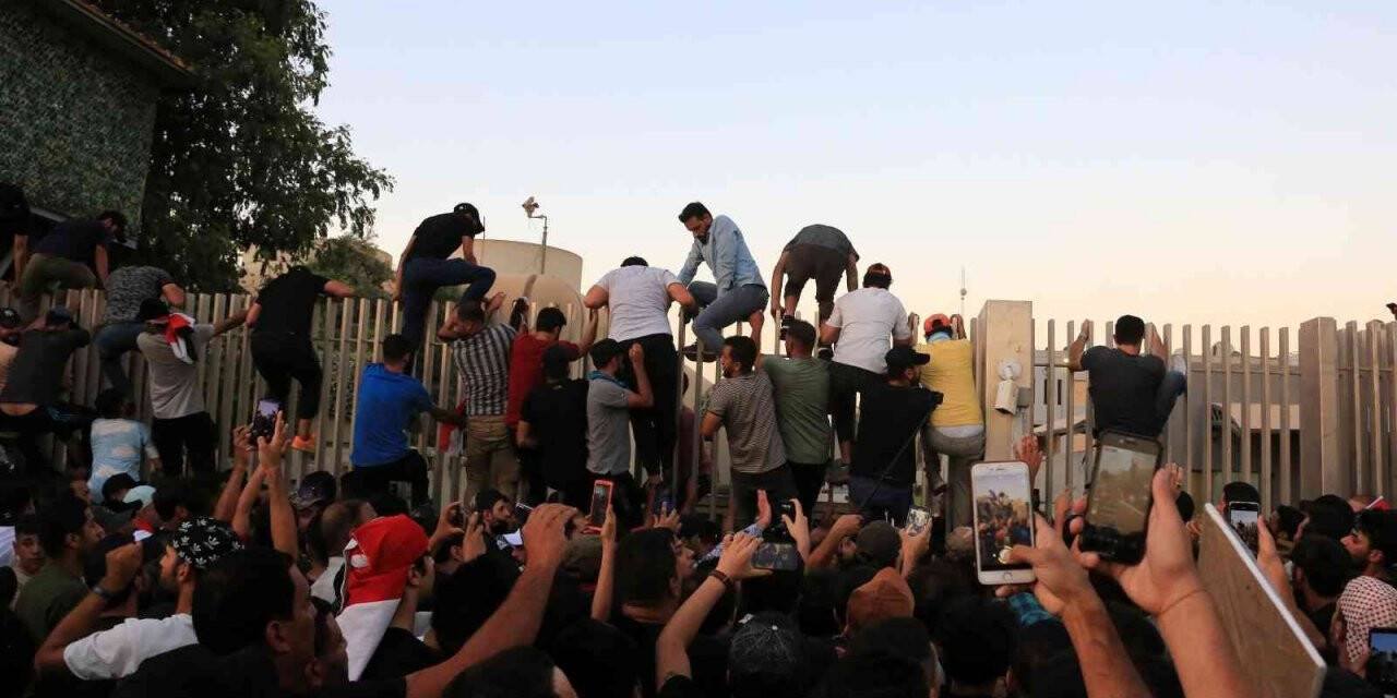Irak parlamentosunu basan protestocular Sadr’ın çağrısı üzerine geri çekildiler