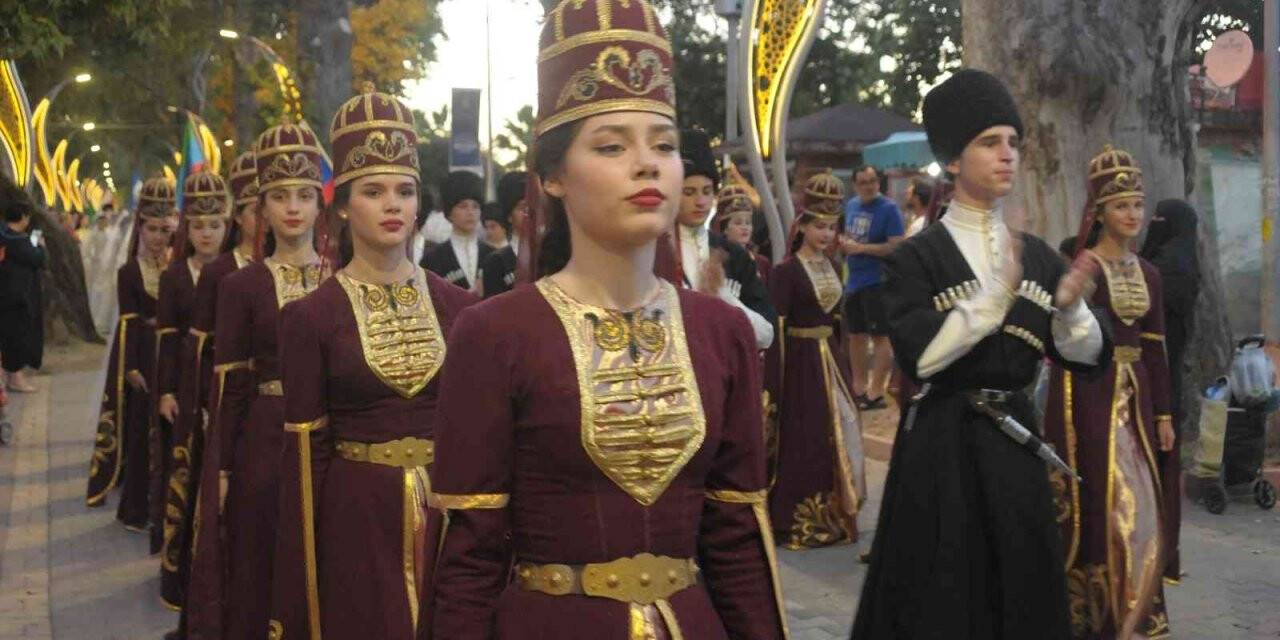 18. Yalova Uluslararası Kafkas Dans ve Müzik Festivali kortej yürüyüşüyle başladı
