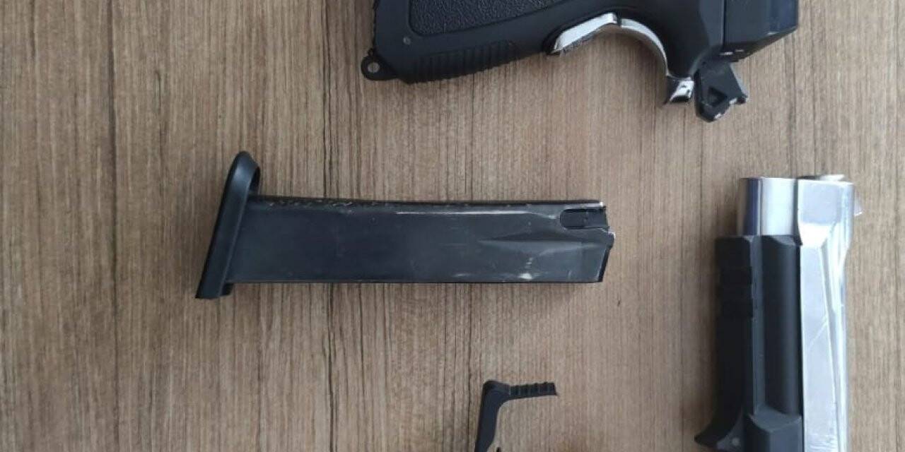 ’Dur’ ihtarına uymayan araçtan ruhsatsız tabanca çıktı