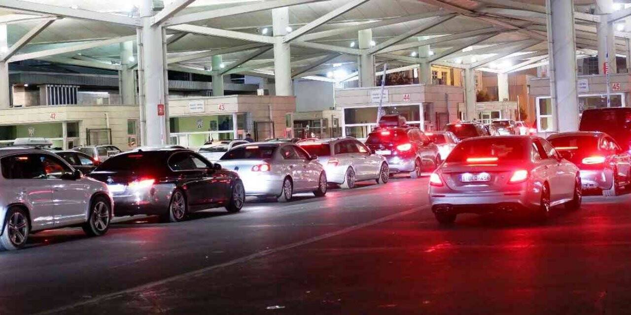 Edirne’ye akın eden Bulgarlar, dönüş yolunda kuyruk oluşturdu