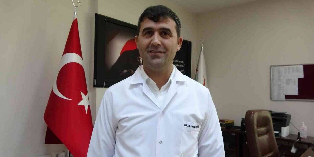 Sıcaklıklara karşı uyaran Başhekim Gengörü, "Sıvı kaybına çok dikkat etmemiz, bol bol sıvı tüketmemiz gerekiyor"