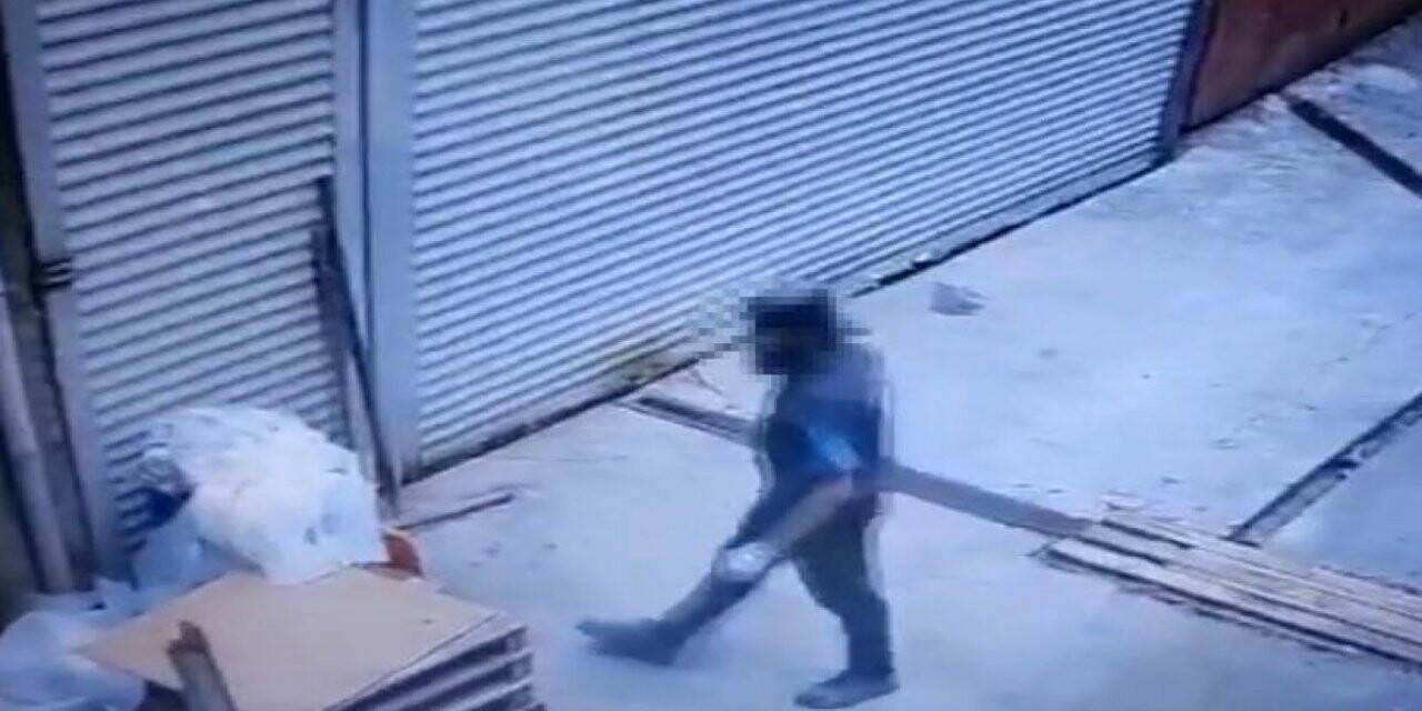 Sancaktepe’de iş yerinin önünde bulunan malzemeleri çalan hırsız kamerada