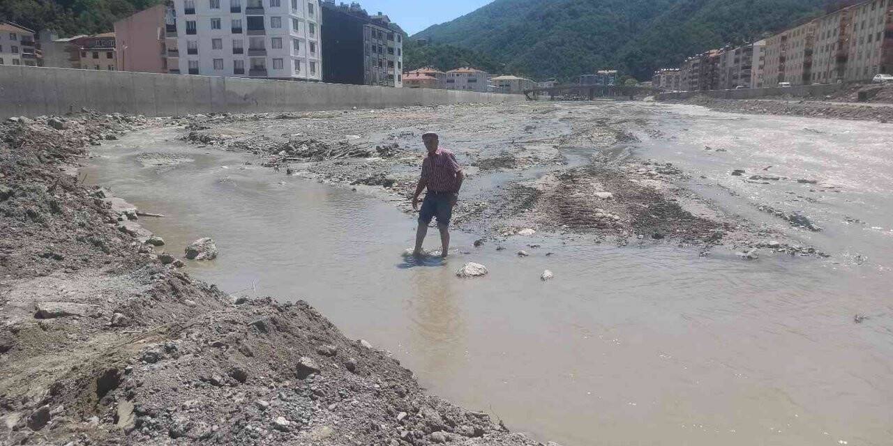 Selin vurduğu Bozkurt’ta Ezine Çayı’nın suyu çekildi, vatandaşlar karşıya yürüyerek geçiyor
