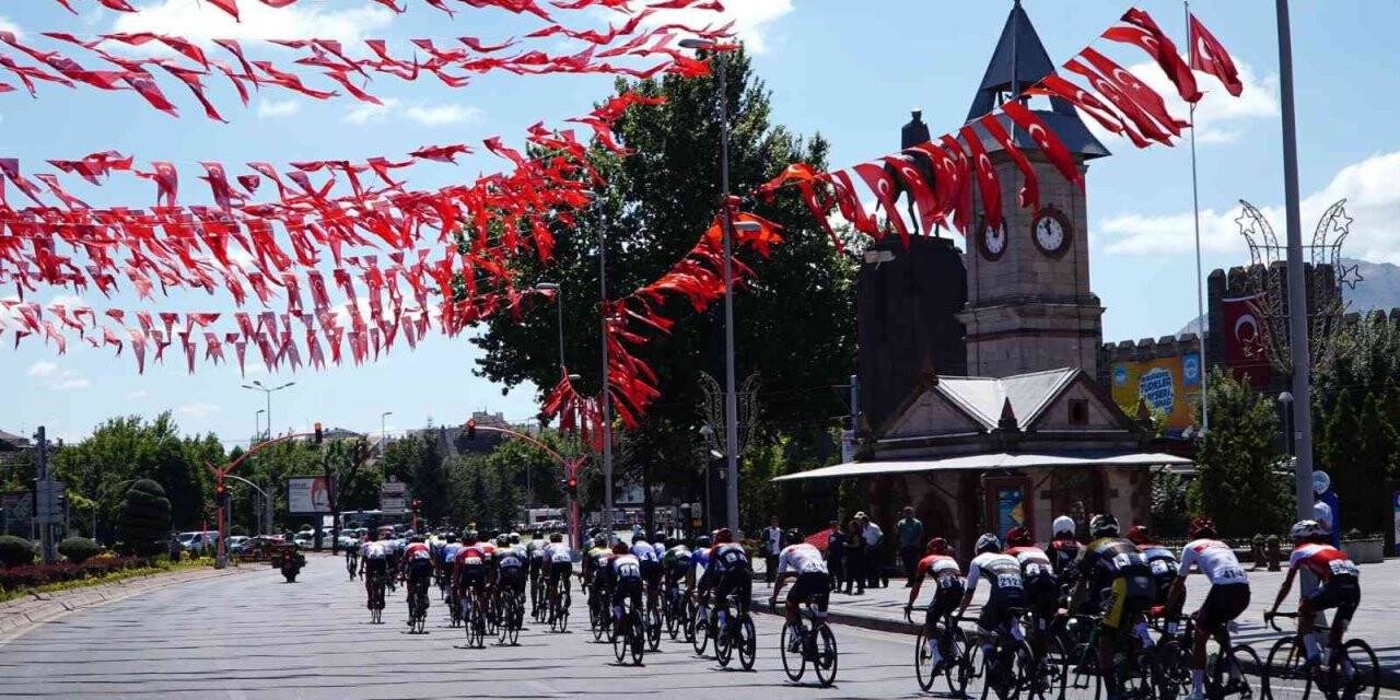 Hem pedal çeviriyorlar hem de Kayseri’yi dünyaya tanıtıyorlar