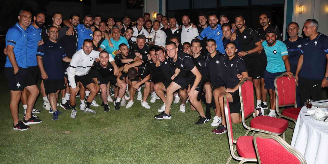 Altay, kamp yorgunluğunu barbekü partisi ile attı