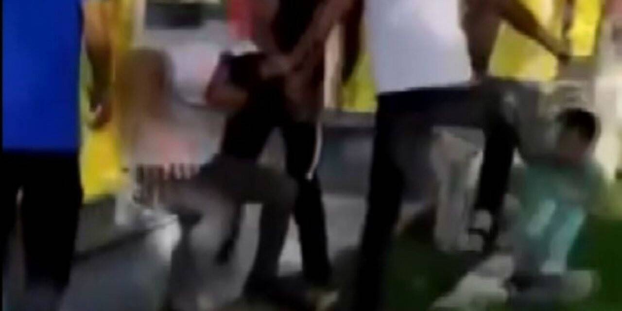 Parkta oturan gençleri gülerek dövüp video çektiler