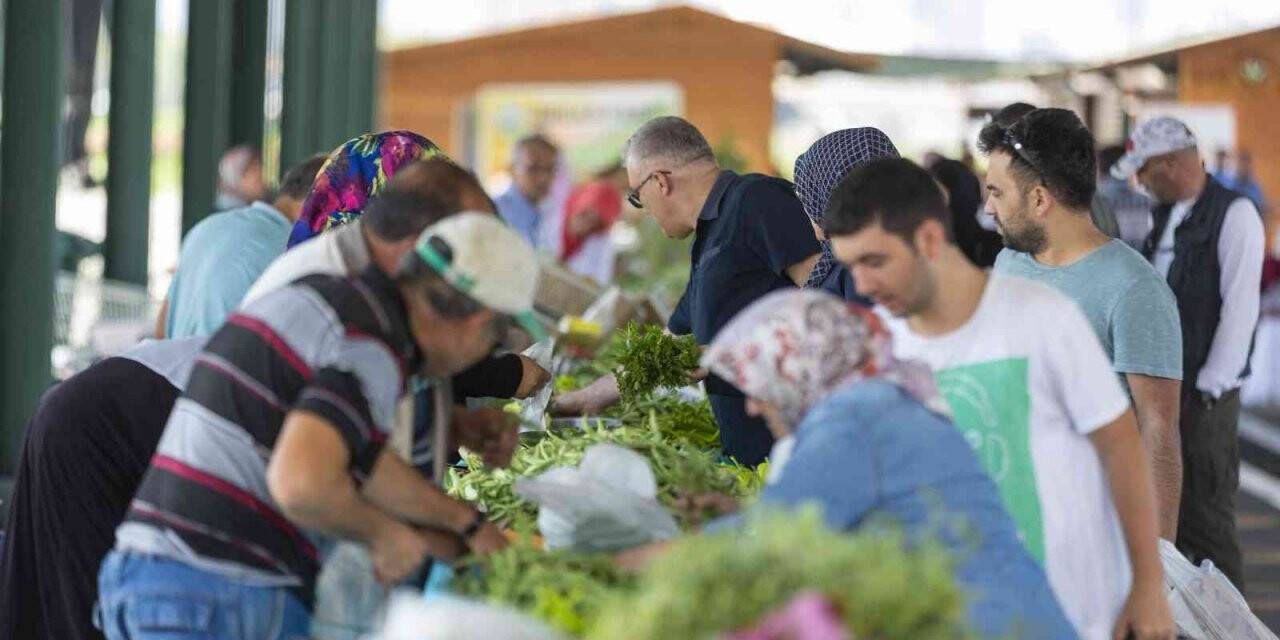 Büyükşehir’in ’doğal ürünler bahçesi pazarı’ açıldı
