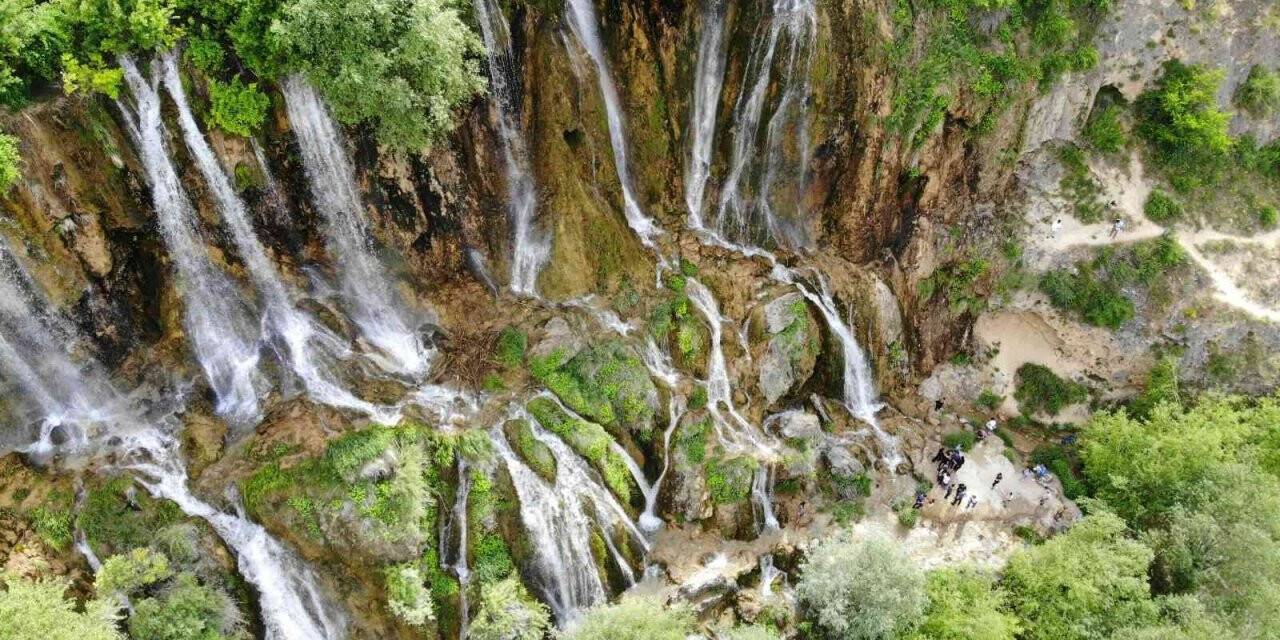 Erzincan’da tatilciler serinlemek için şelalelere akın ediyor