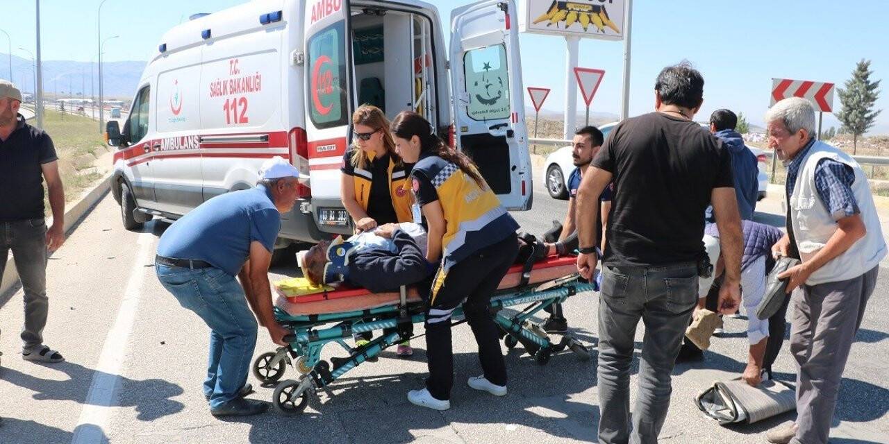 Otomobille çarpışan motosiklet sürücüsü yaralandı