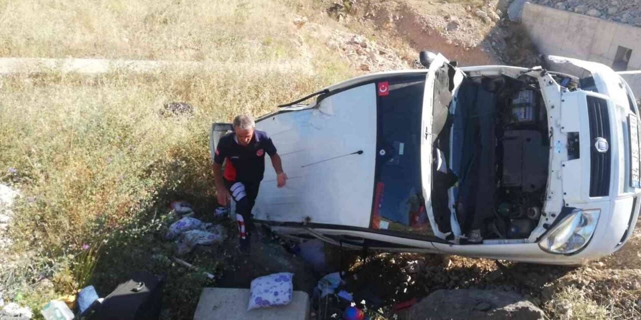 Tokat’ta hafif ticari araç şarampole devrildi: 3 yaralı