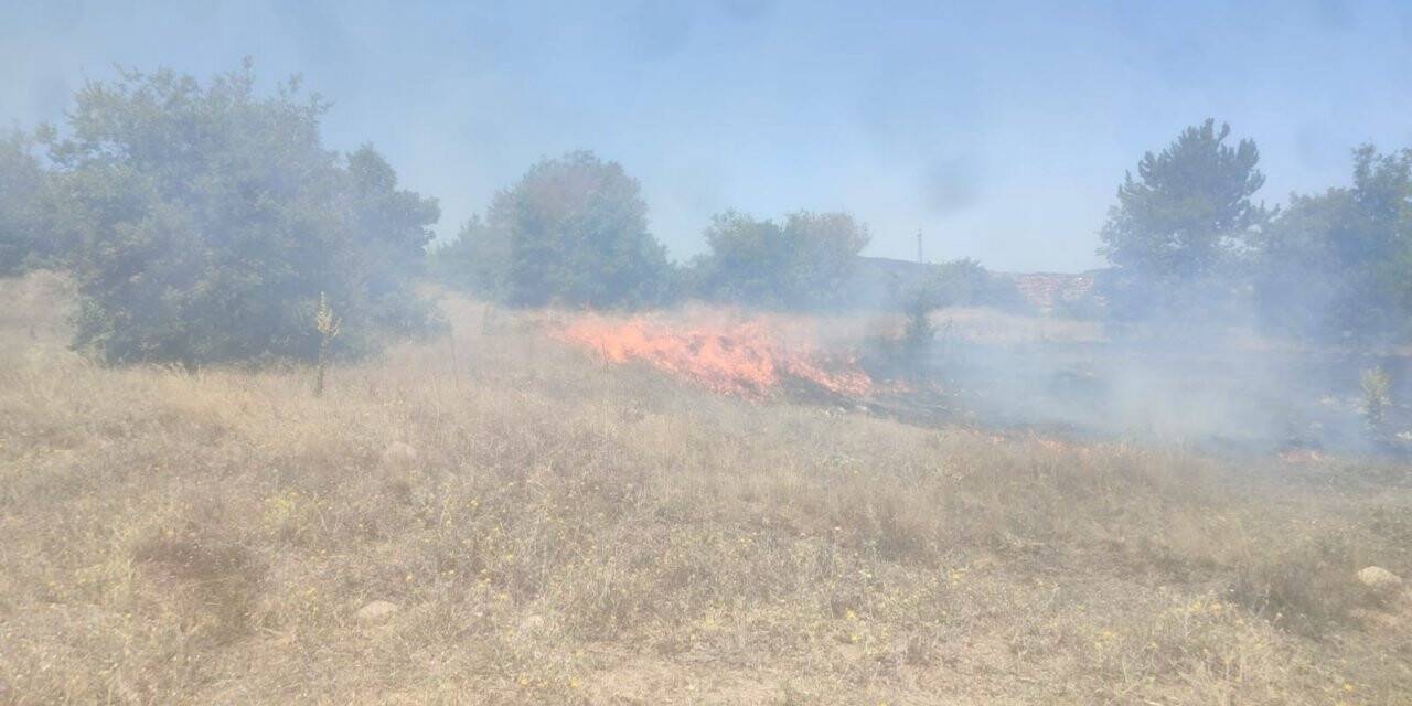 Boş arazide çıkan yangın ekili alana ulaşmadan söndürüldü