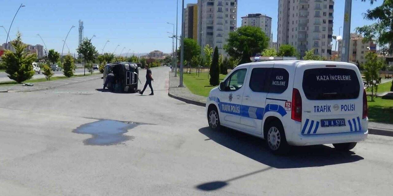 Kayseri’de otomobil yan yattı