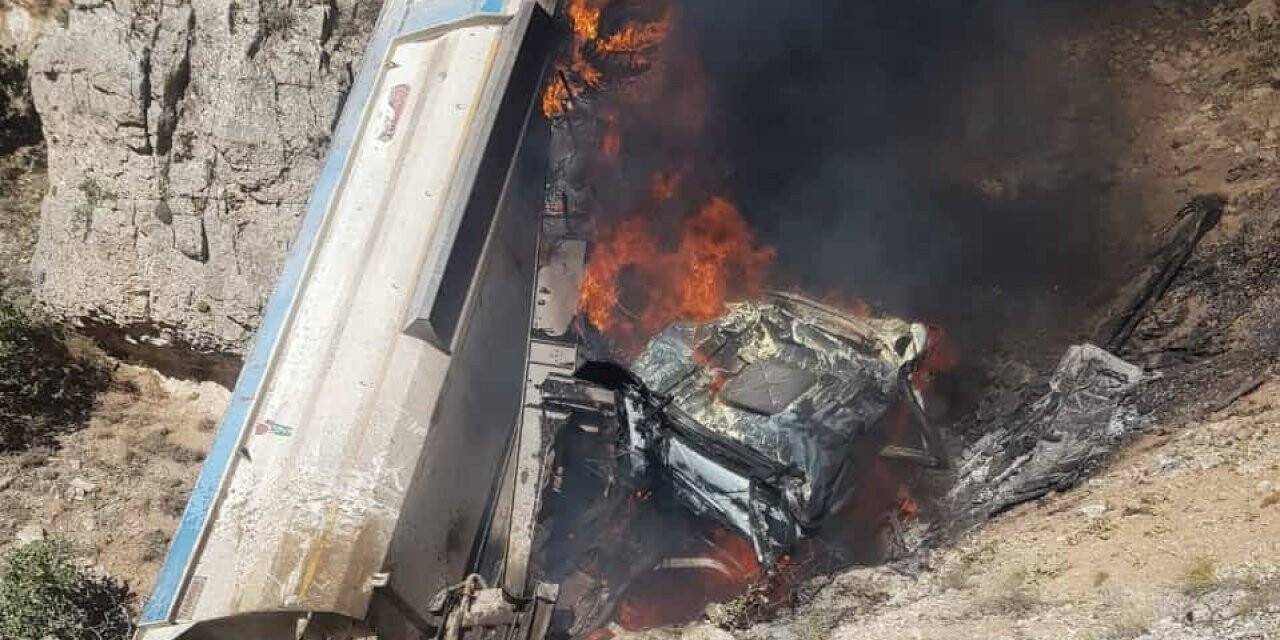 Uçuruma yuvarlanan kamyon alev aldı: 1 yaralı