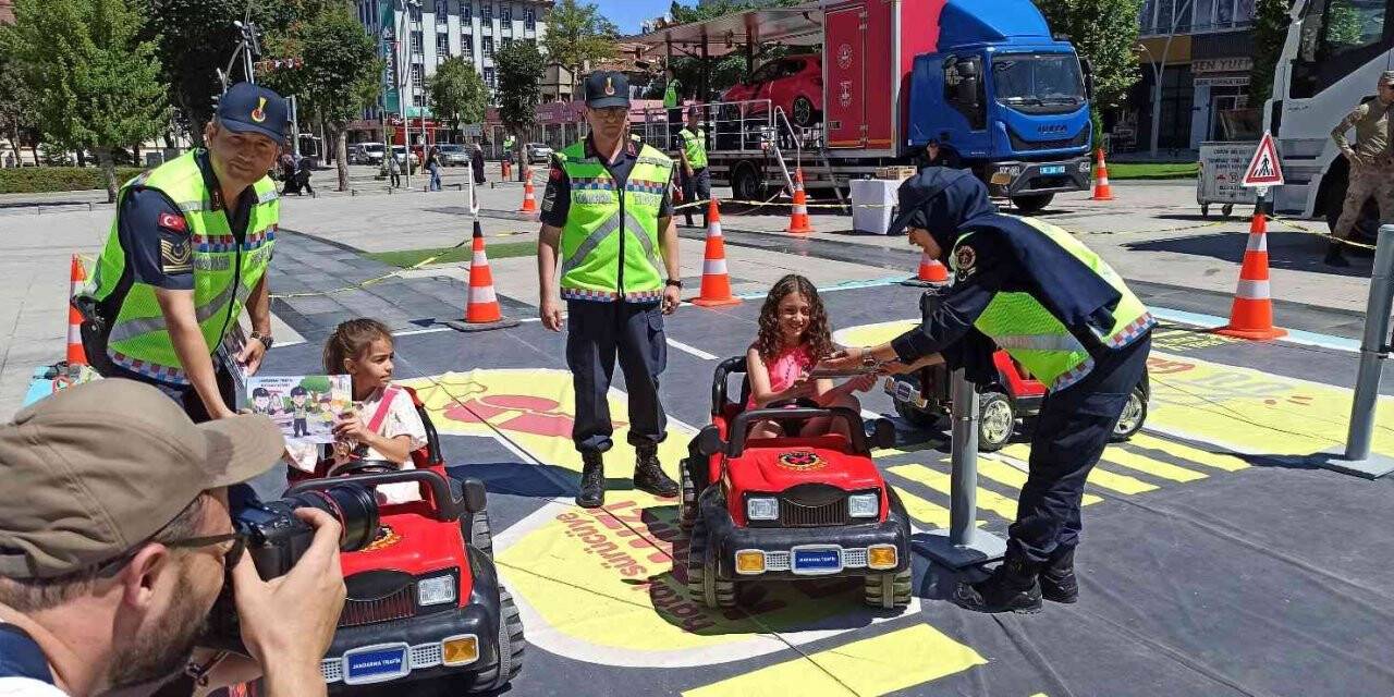 Emniyet kemerinin önemini tepe taklak olarak anladılar