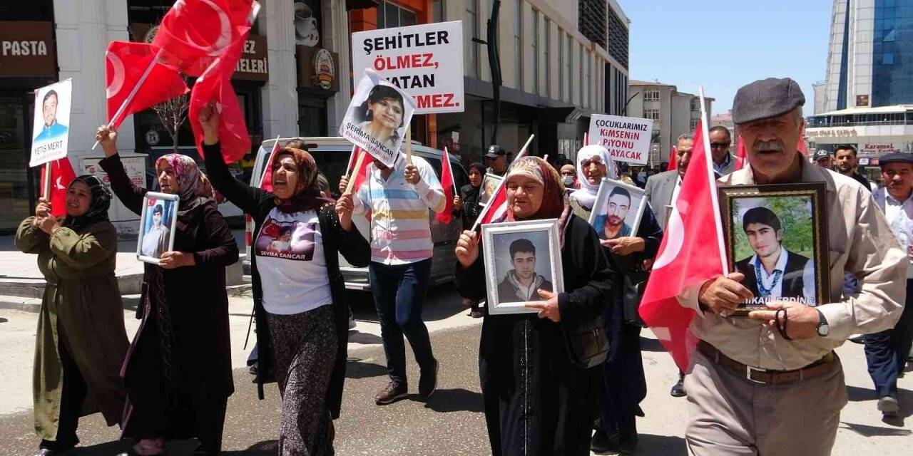 Vanlı annelerin evlat nöbeti sürüyor