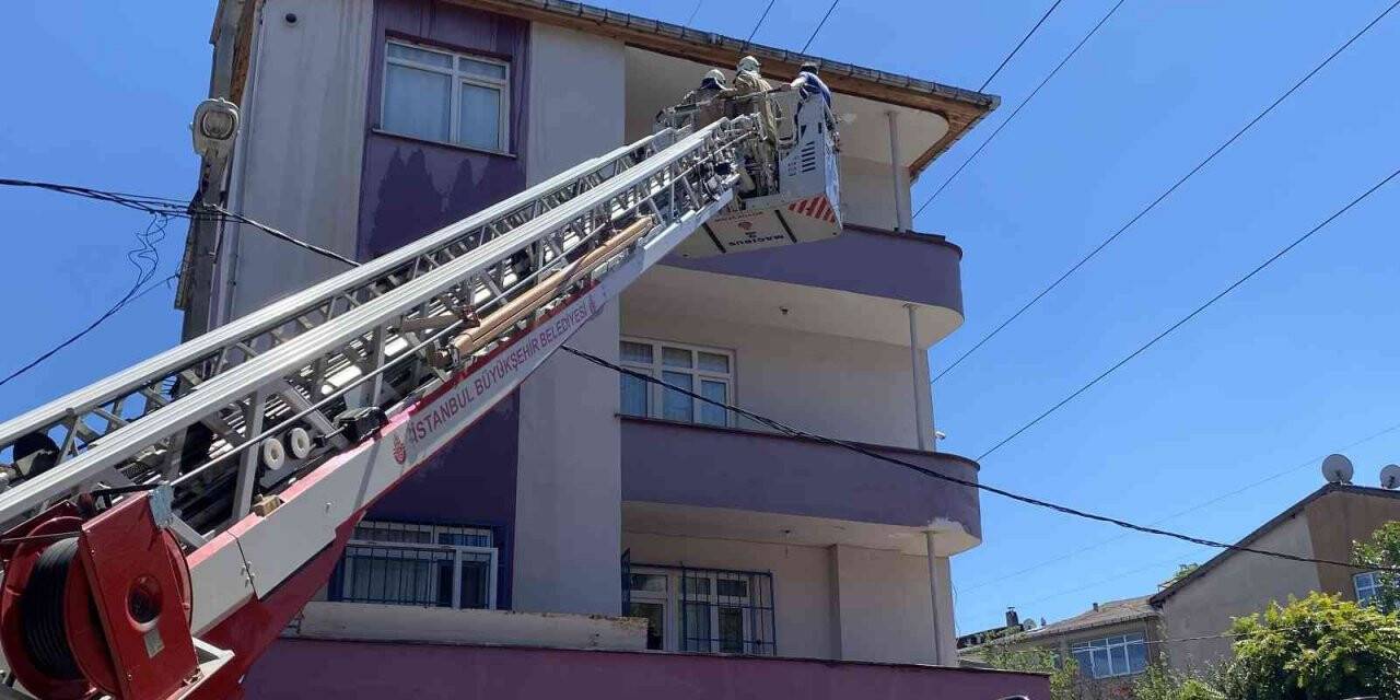 Sultanbeyli’de 3 katlı binanın çatısı alevlere teslim oldu