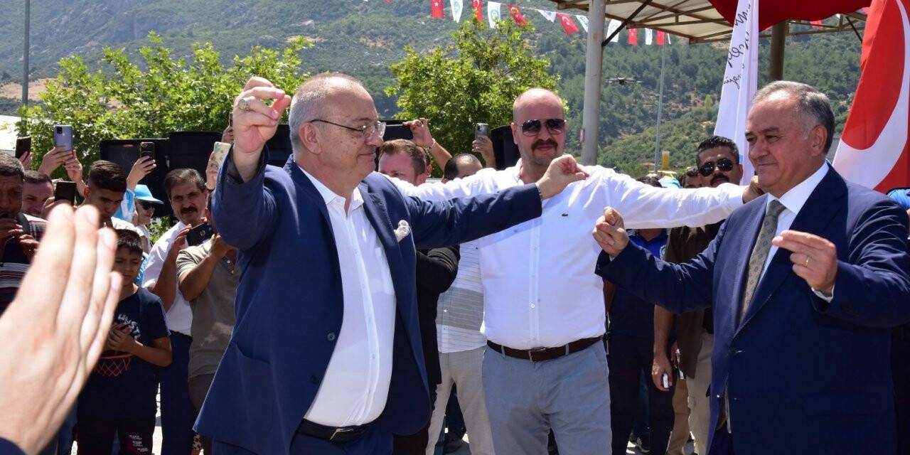 Büyükşehir çalışanlarından maaş zammına davullu zurnalı kutlama