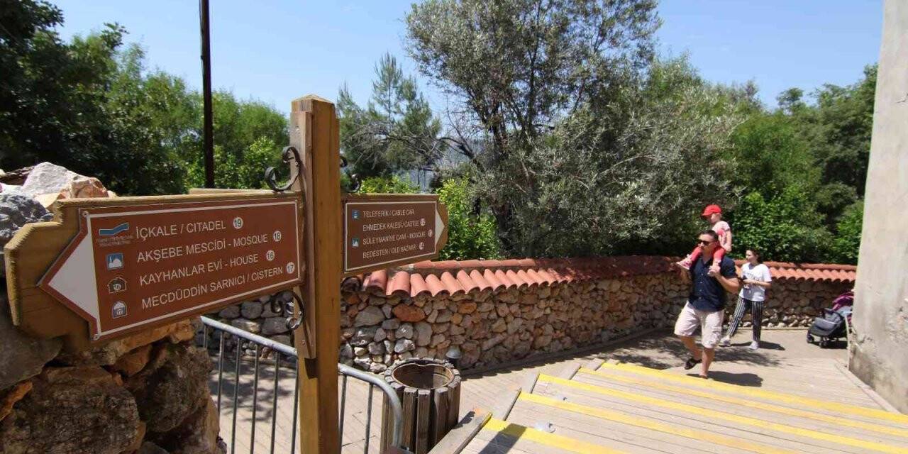 Alanya kalesi yönlendirme levhaları ve panolar yenilendi