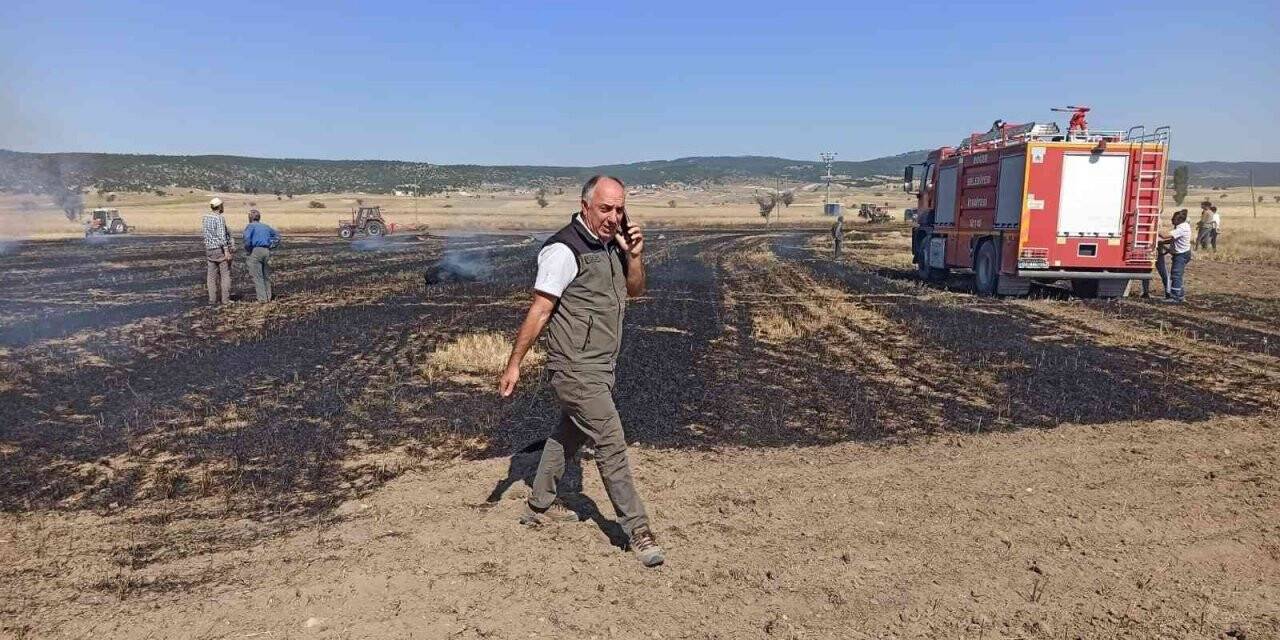 Kütahya’da balya makinesi kıvılcımından çıkan yangında 2 dekar alan yandı