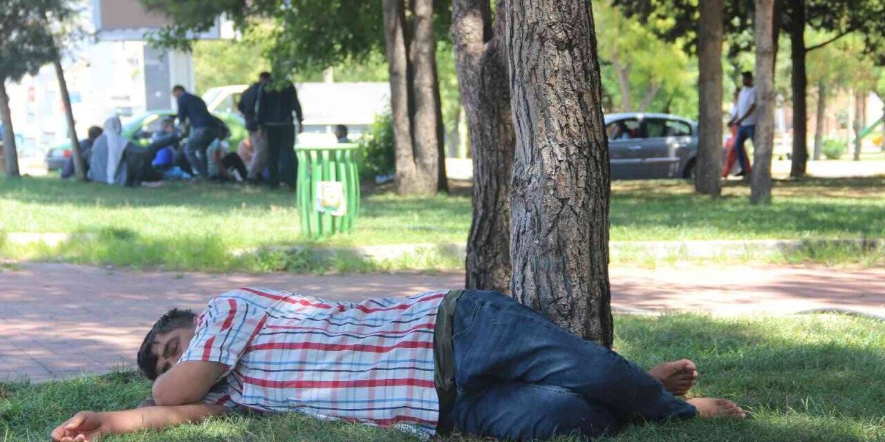 Sıcaktan bunalan çocuklar süs havuzlarında serinledi