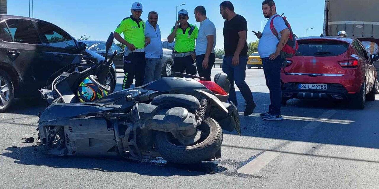 Fatih’te park halinde otomobile çarpan motosikletli yaralandı