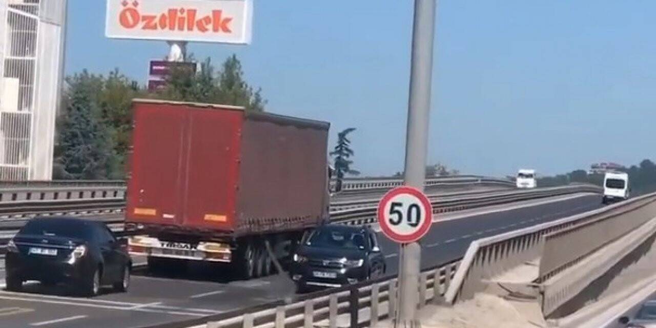 Trafikte geri geri giden otomobili gören şaştı kaldı