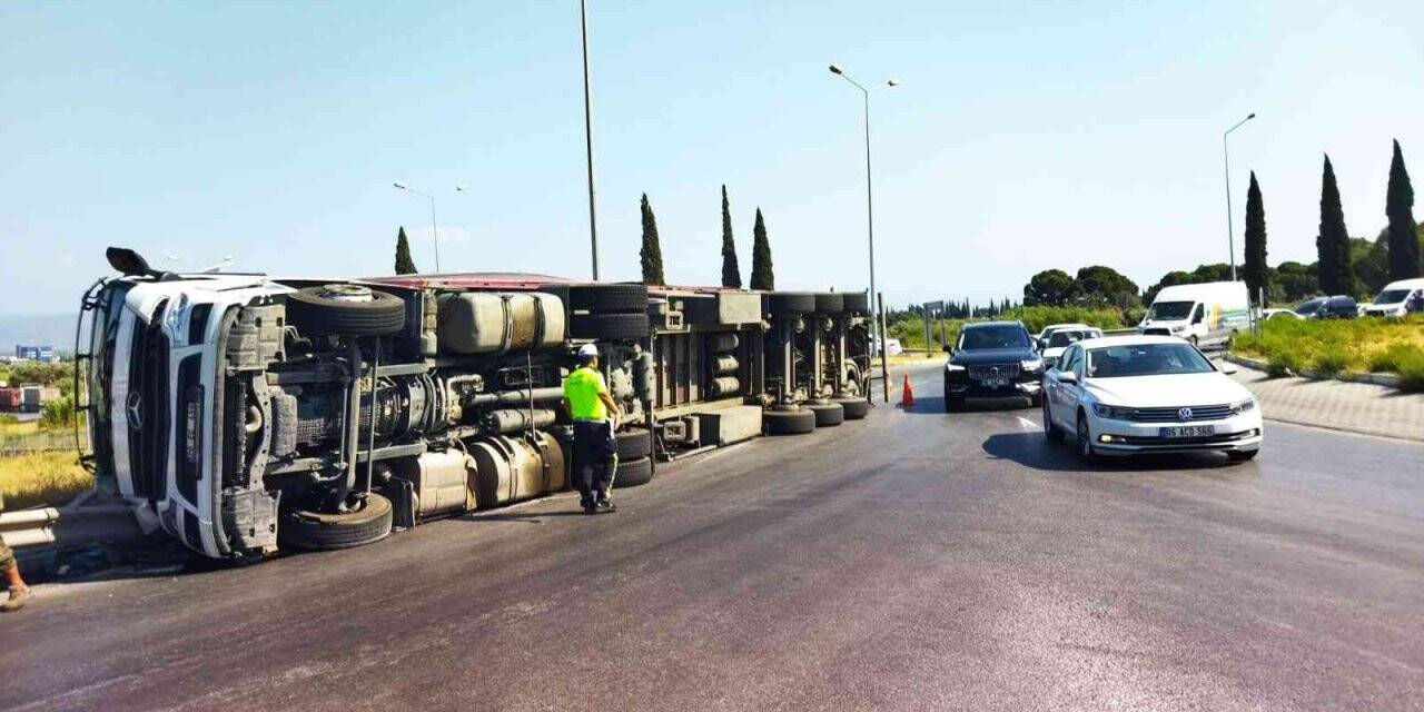 Söke’nin tartışmalı kavşağında bu kez tır devrildi. Felaket bir otomobili teğet geçti