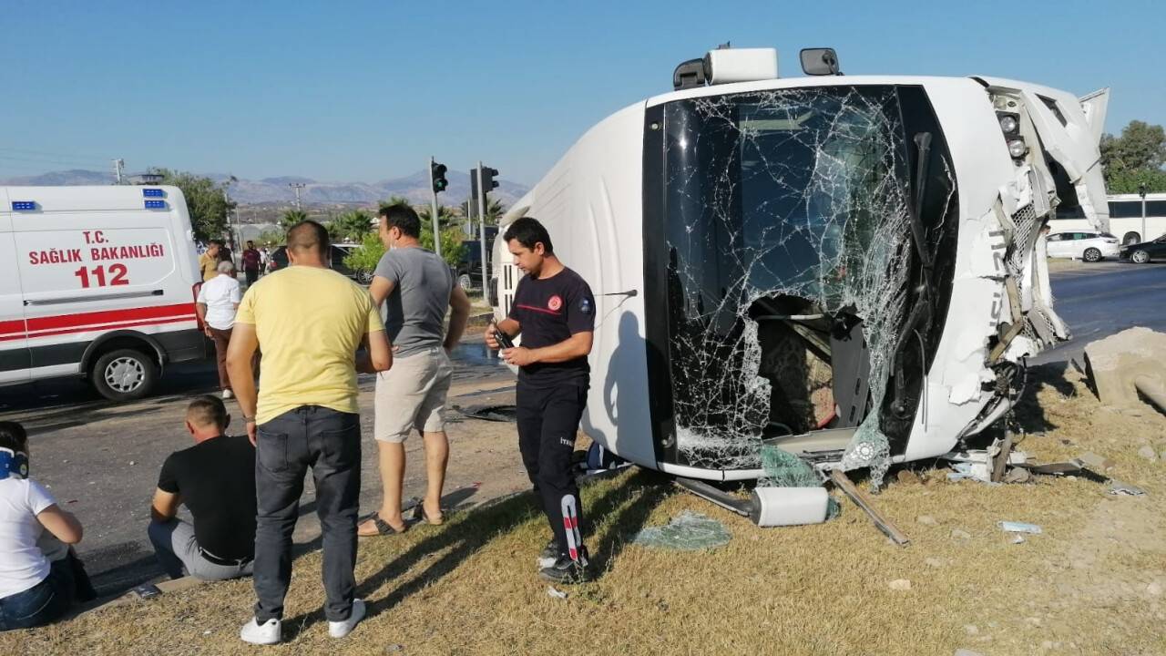 Otel çalışanlarını taşıyan servis kamyonetle çarpıştı: 8 yaralı