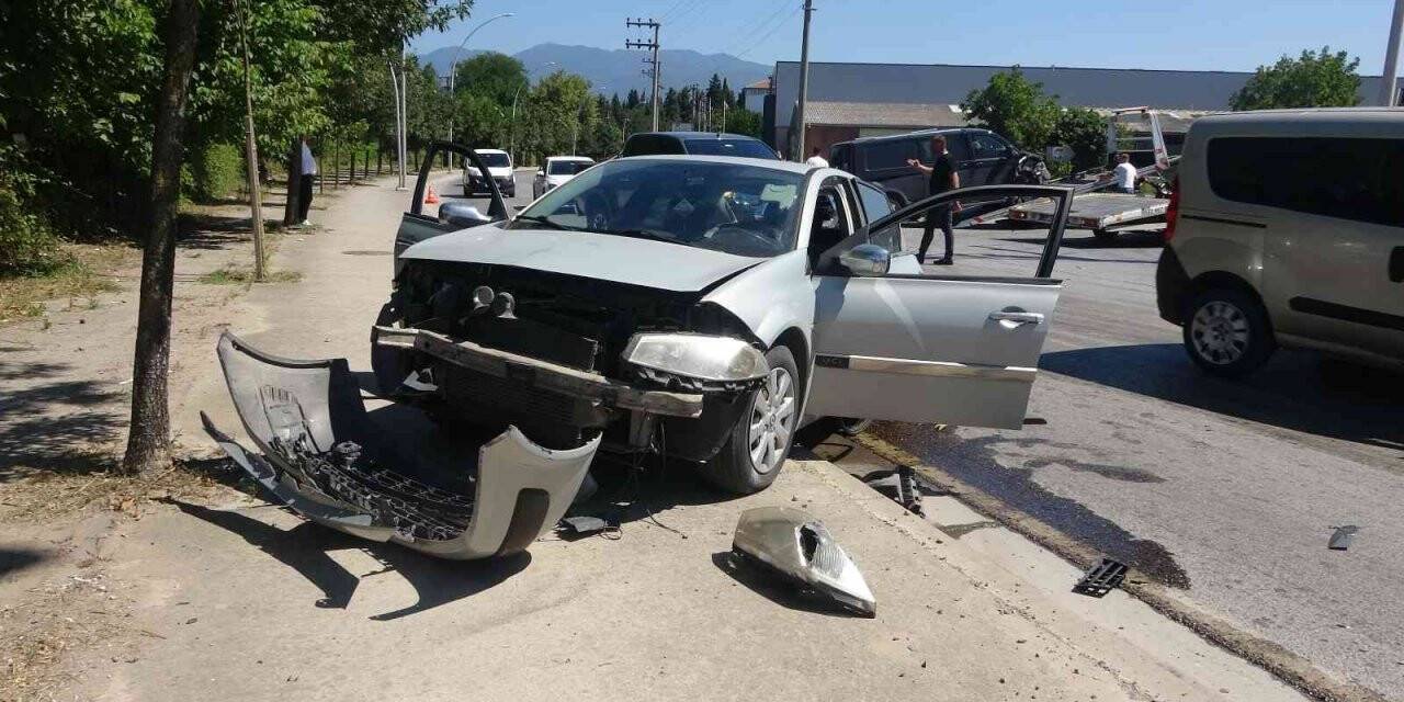 5 araç kazaya karıştı, savrulan panelvan devrildi