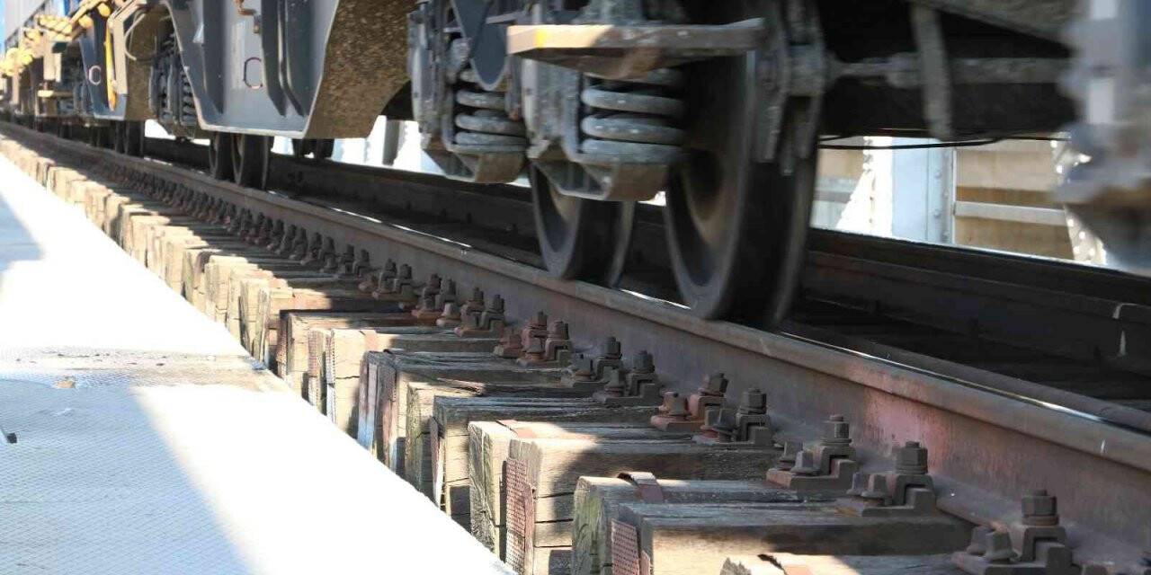 Edirne’de tren ray destek traversleri ve elektrik trafosu yandı