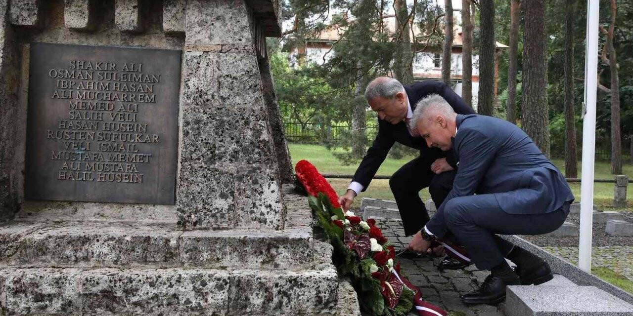 Bakan Akar, Letonya’daki Cesis Türk Şehitliği’ni ziyaret etti