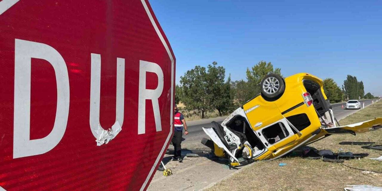 Kamyonla çarpışıp ters dönen ticari takside 4 kişi yaralandı