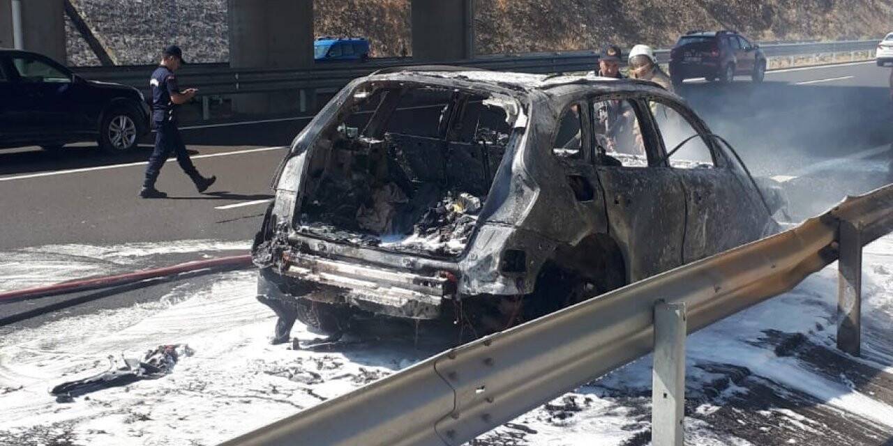 İzmir’de gurbetçi ailenin otomobili yandı