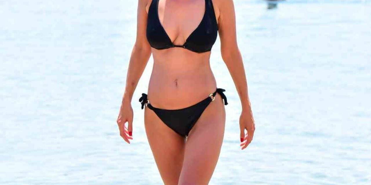 Güzel oyuncu, plajın gözdesi oldu