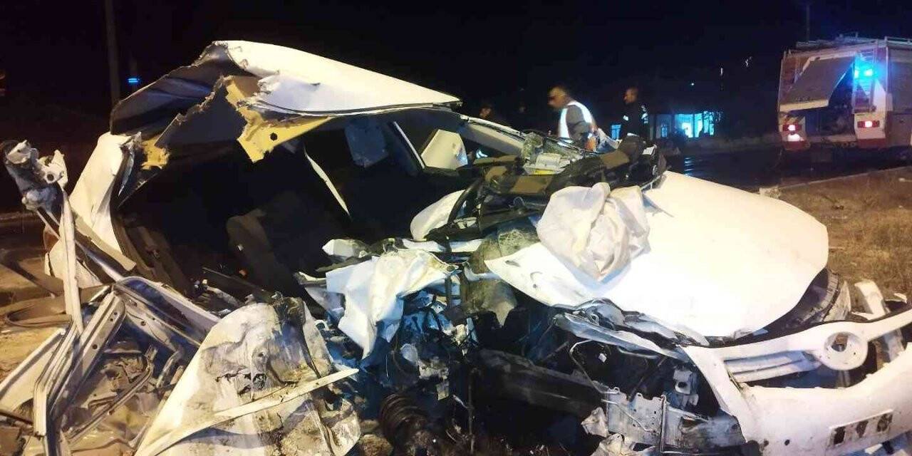 Kamyona arkadan çarpan otomobildeki 2 kişi ağır yaralandı