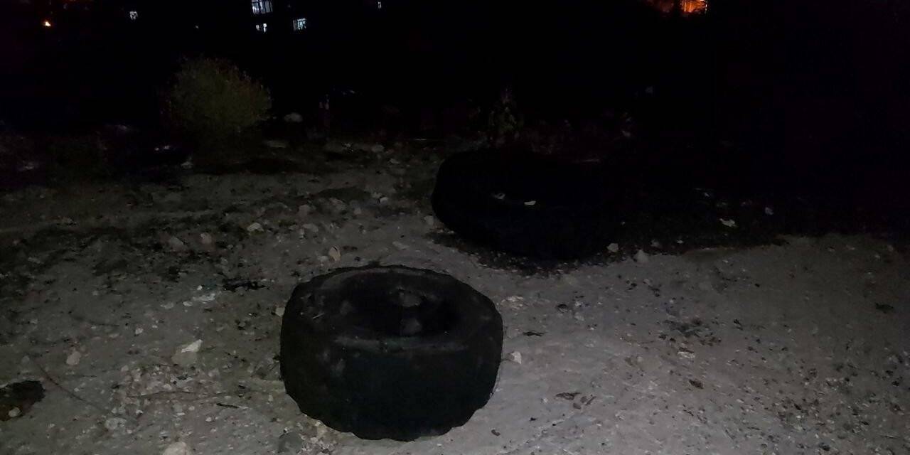 Ağaçlık alandaki araba lastikleri ormanı yaktı