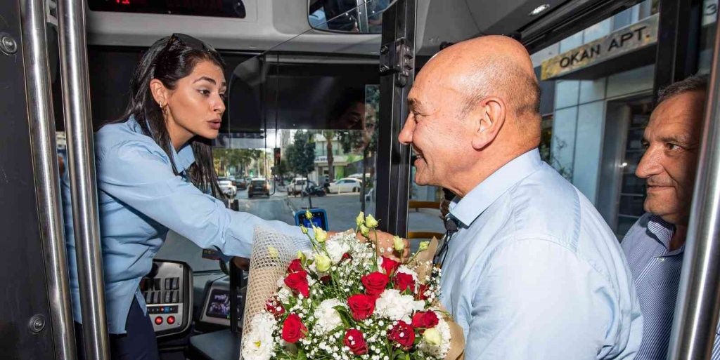 Başkan Soyer’den darp edilen kadın şoföre çiçekli sürpriz