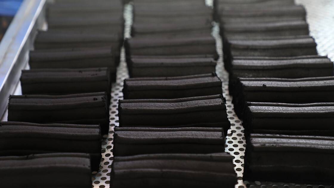 Çay çöpünden mangal kömürü üretimi devam ediyor