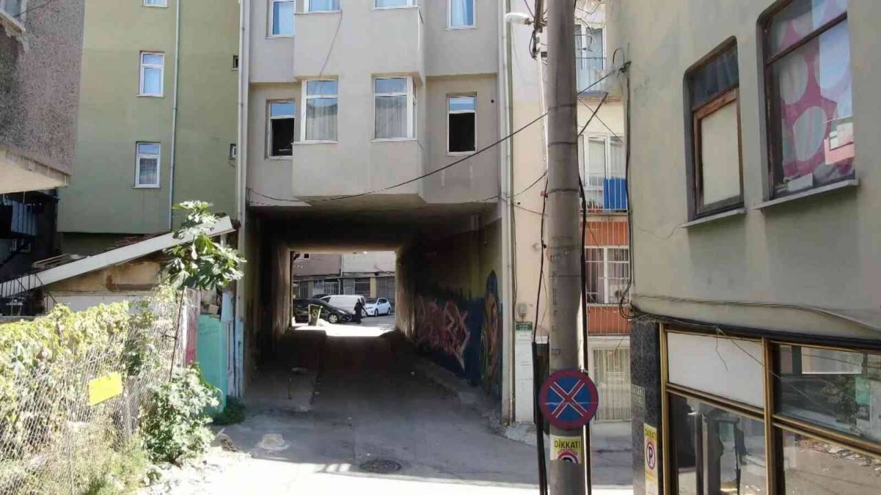 Altından tünel gibi yol geçen apartman Karadeniz’i andırıyor