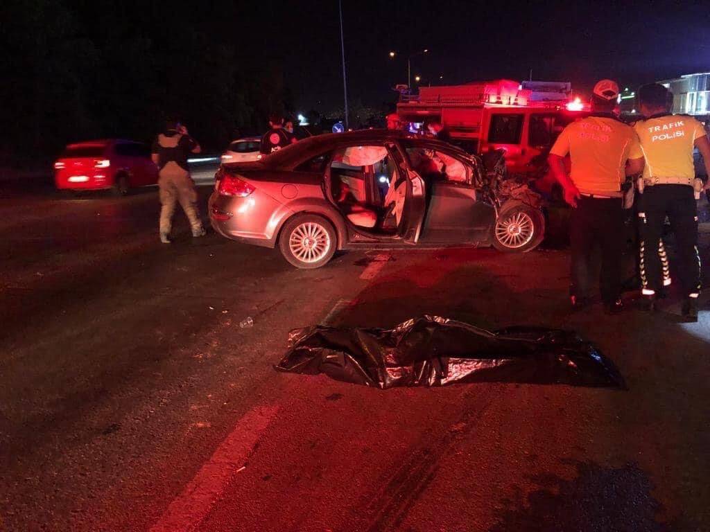 Otomobil tırın altına girdi: 2 kişi öldü, 1’i ağır 2 kişi yaralandı