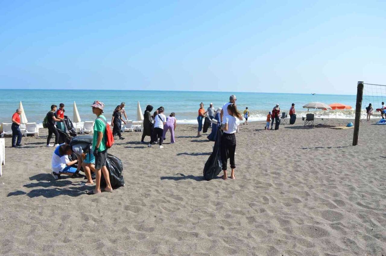 Temiz bir çevre için sahile indiler 1,5 ton çöp topladılar