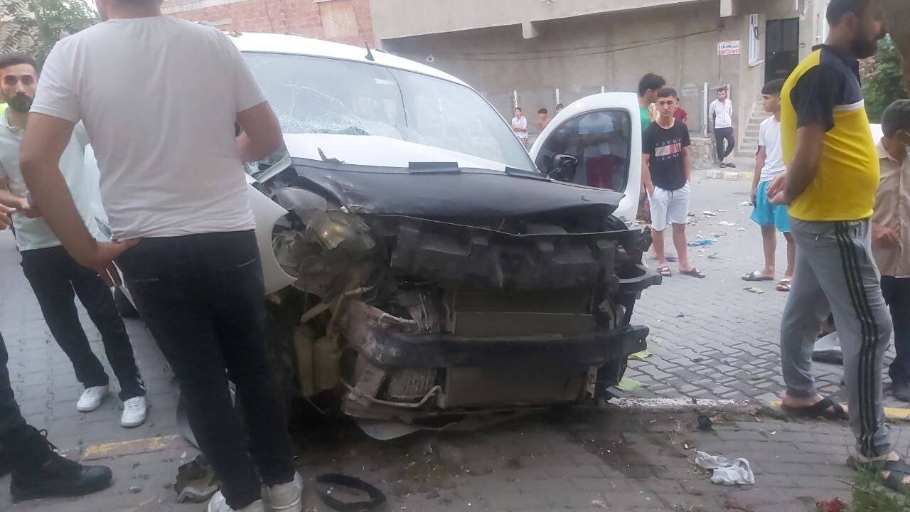 Freni boşalan hafif ticari araç evin duvarına çarptı