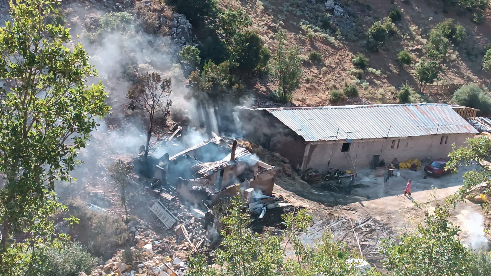 Konya'da besi damında çıkan yangını söndürmek isteyen kişi ağır yaralandı