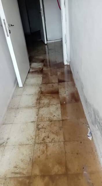 Lağım suları evlerinin içine dolan site sakinleri isyan etti