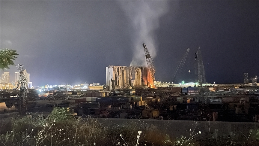 Lübnan'da 2 yıl önceki büyük patlamanın sembolü olan buğday silosu kısmen yıkıldı