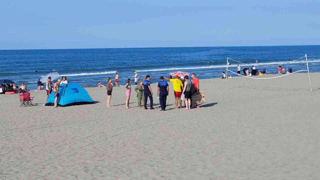 Denizde boğulma tehlikesi geçiren genç hastanelik oldu